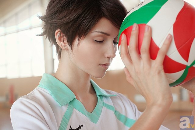 半岛online(中国)：40岁金喜善穿深V裙现身 肤白貌美宛如少女